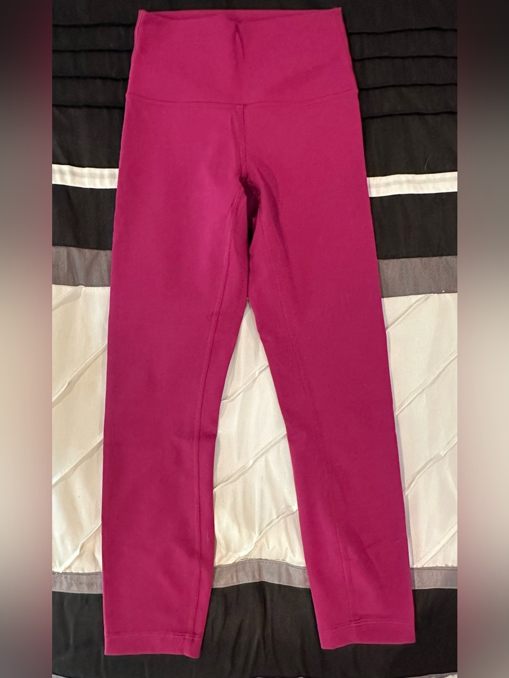 Lululemon women’s Magenta Leggings